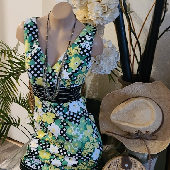 SALE BEAUTIFUL SUMMER MULTI MINI FLORAL DRESS - Picture 13 of 16